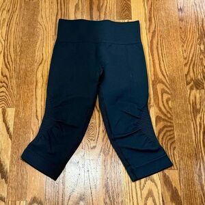 Lululemon Athletica In the Flow Black Ruched Capri Leggings. Size XS